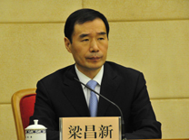 國(guó)家能源局新聞發(fā)言人、法改司司長(zhǎng)梁昌新主持新聞發(fā)布會(huì)