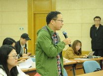 記者在現(xiàn)場(chǎng)提問